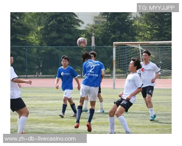 大学生足球:培养团队精神与竞技能力的校园运动新风尚 大学生足球:培养团队精神与竞技能力的校园运动新风尚