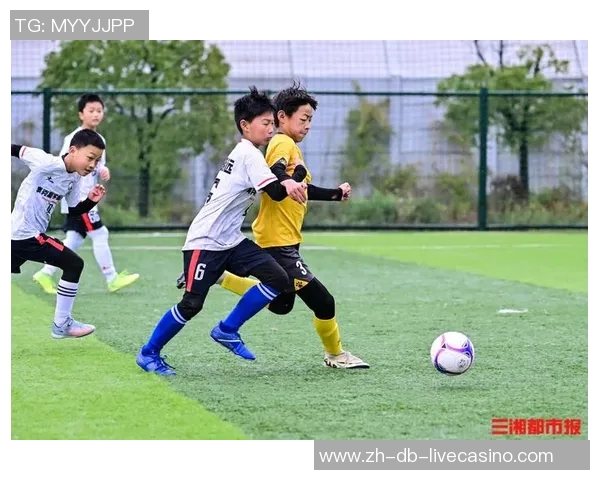 足球成员的团结与拼搏精神助力球队追逐梦想与荣耀 足球成员的团结与拼搏精神助力球队追逐梦想与荣耀